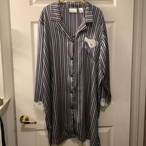 CABERNET SLEEPWEAR BLACK/WHITE STRIPES/LACE TRIM SZ 2X 100% POLY BUTTON FRONT